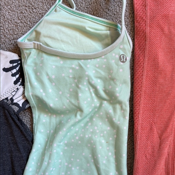 Women's Assorted Activewear Tops (Lulu Lemon) - Picture 4 of 9